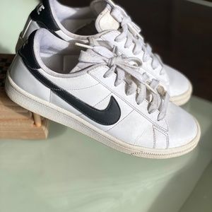 NIKE TENNIS CLASSIC CS SIZE: women's 6 to 6.5